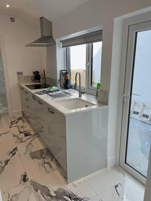Clare Street - 3 Bedroom House With Private Parking Merthyr Tydfil Kültér fotó
